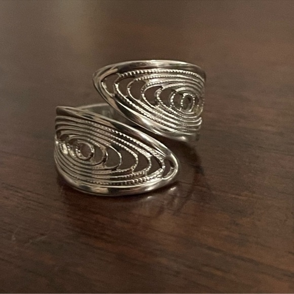Sarah Coventry signed silver tone filigree size 8.0 ring - Picture 2 of 4